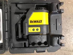 DEWALT 12V MAX Lithium-Ion 165 ft. Green Self-Leveling Cross-Line Laser Level with 2.0Ah Battery, Charger, and Case   Customer Returns See Pictures