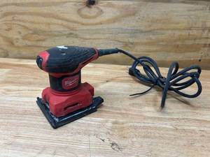 lot 46 image: MILWAUKEE 3 Amp 14 Sheet Corded Palm Sander