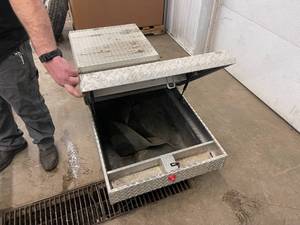 lot 11 image: Diamond Plate Truck Bed Box