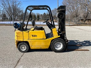 lot 8 image: Yale 5000 lb Forklift