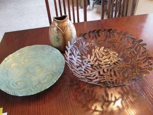 lot 4 image: Metal and glass table decor with a splatter style vase