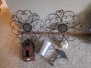 lot 22 image: Collection of Tin wall and shelf decor