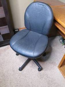 lot 52 image: Black rolling padded office chair