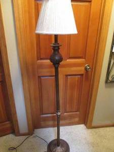 lot 53 image: Lovely decorative floor lamp with shade