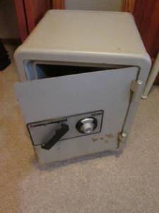 lot 62 image: Sentry Valueguard 1330 heavy duty combination floor safe