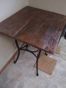lot 79 image: Rustic style wrought-iron and barnwood style Bistro table with Wicker Rattan hot pad