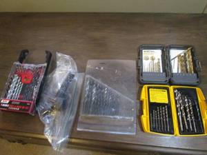 lot 104 image: Dewalt, Master Mechanics and Tool Shop drill bits plus some screwdriver bits