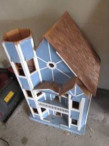 lot 118 image: Wood doll house, the parts to make the roof peak are included