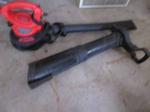 lot 123 image: Black n Decker electric leaf blower...