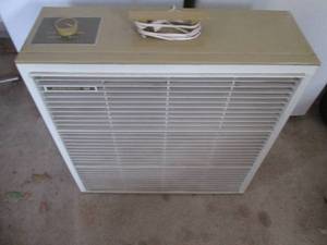 lot 124 image: Box fan...