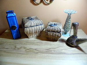 lot 150 image: Wicker Rattan Nesting baskets and other home decor