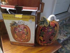 lot 233 image: Bountiful Harvest Glazed ceramic Pumpkin Light