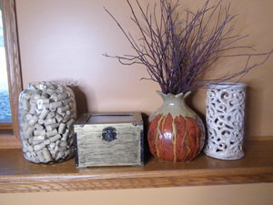 lot 162 image: Glass ceramic and clay home decor grouping