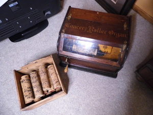 lot 169 image: Antique Chautauqua Concert Roller Organ Pin Cob Roller from the Larkin Soap Mfg Co with a single Cob already in place plus a wood box containing an additional 18 cobs of additional music
