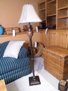lot 182 image: Lovely decorative Metal Floor lamp with shade