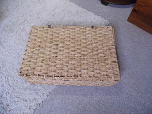 lot 201 image: Large serving tray Style lidded Wicker Rattan Basket with canvas lining