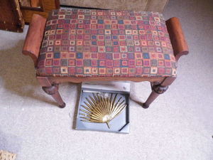 lot 204 image: Beautiful Wood bench with a masculine tone Upholstered seat and gold tone cast metal palm leaf wall decor