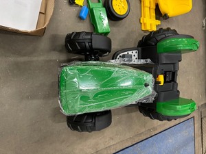 Peg Perego John Deere tractor loader Damaged wheel see pictures