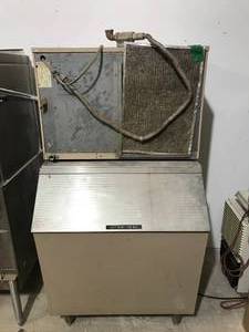 lot 90 image: Ice MakerIce Cooler