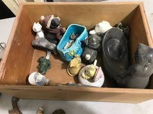 lot 129 image: Home Decor - Cat Figurines