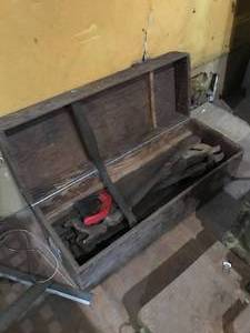 lot 190 image: Antique Saw box wSaws