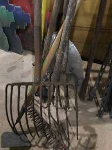 lot 196 image: Miscellaneous Garden Tools
