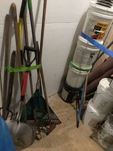 lot 198 image: Miscellaneous Garden Tools