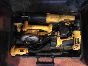 lot 233 image: Dewalt 5 pcs Toolset