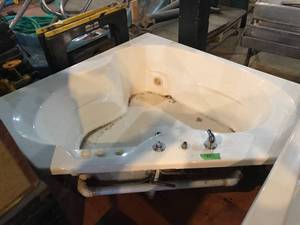 lot 235 image: Corner Jacuzzi Tub