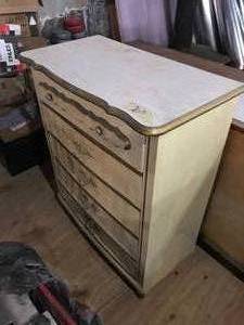lot 265 image: Dresser 32 x 17 x 38