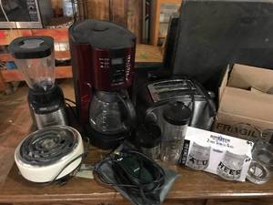 lot 274 image: Large Lot of Kitchen Appliances