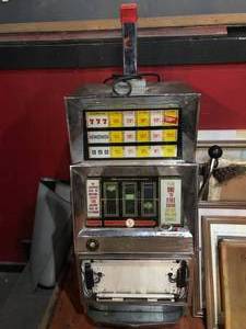 lot 362 image: Slot Machine wKey - Working Condition