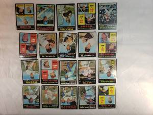lot 80 image: Lot of 20 VIntage MLB Cards from 1971