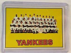 lot 164 image: 1966 NY Yankees Team Pic with Mickey Mantle Topps No. 131