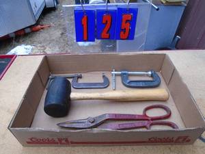 lot 125 image: Flat of misc tools. Hammer,snips etc. As shown.