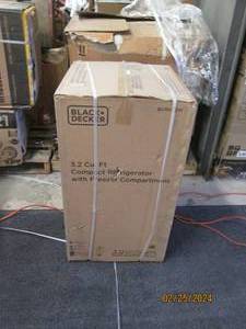 black and decker 3.2 compact refrigerator doesnt look like its ever been opened