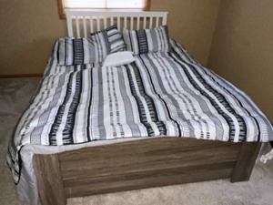 lot 2122 image: Comforter, pillow , sheet and sham set used for staging