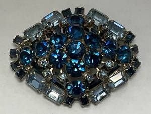 lot 6 image: Vintage 1930s Sapphire Blue Brooch