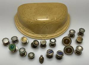 lot 50 image: Vintage Plastic Jewelry Box With Misc. Jewelry