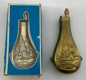 lot 60 image: Vintage RARE Italy Brass Gun Powder Bottle Flask U.S. Civil War Cannon ,Muskets & Flag Design (Original Box)