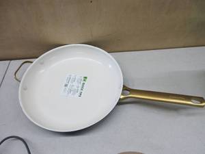 lot 636 image: GreenPan Reserve Hard Anodized Healthy Ceramic Nonstick 12 Frying Pan Skillet with Helper Handle and Lid Dishwasher Safe, Oven Safe, SLIGHTLY DAMAGED ON RIM, SCRATCH ON BOTTOM, STILL GOOD FOR USE