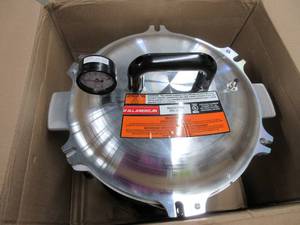 lot 648 image: All American 1930 21.5qt Pressure CookerCanner (The 921) - Exclusive Metal-to-Metal Sealing System - Easy to Open & Close - Suitable for Gas, Electric, or Flat Top Stoves - Made in the USA LIKE USED, PROPERLY SHUTS HAS SCRATCHES