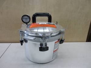 lot 654 image: All American 1930 10.5qt Pressure CookerCanner (The 910) - Exclusive Metal-to-Metal Sealing System - Easy to Open & Close - Suitable for Gas, Electric, or Flat Top Stoves - Made in the USA   USED, CLOSES
