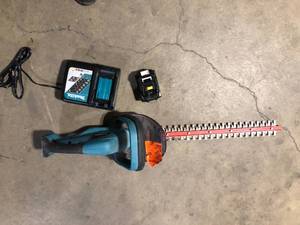 Makita LXT 22 in. 18V Lithium-Ion Cordless Hedge Trimmer (Tool-Only)  Customer Returns See Pictures