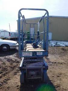 lot 13 image: 1999 Genie GS1930 Scissor Lift - FOR PARTS OR REPAIR