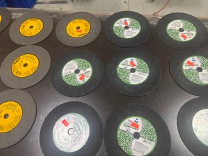 TABLE FULL OF MASONRY CUTTING DISCS 7X18X58