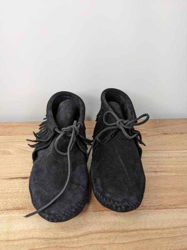 lot 45A image: Minnetonka Womens Size 8.5 Classic Fringe Softsole Boot, Black N