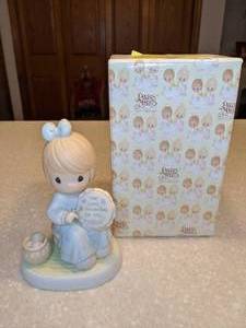 lot 412 image: Precious Moments Statue The Lord Is Counting On You P