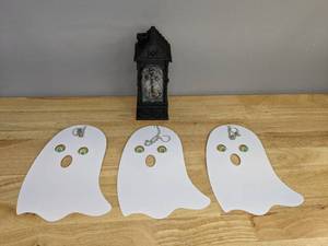 lot 69 image: New Adorable Set of 3 Hanging Ghosts with Light-Up Lantern Q