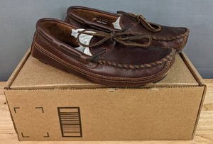 lot 41C image: Minnetonka Moccasins Mens Size 8  N